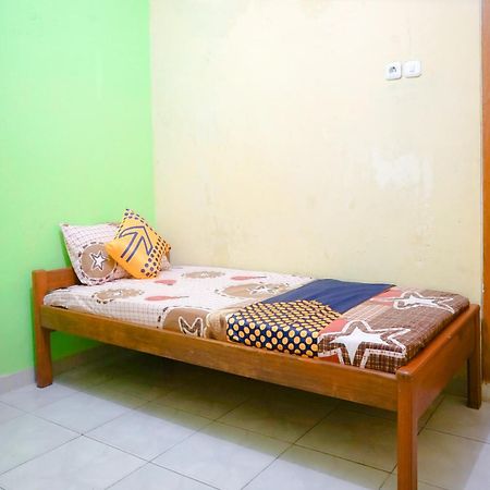 Oyo 2440 Wallet Family Residence Syariah Lumajang Luaran gambar