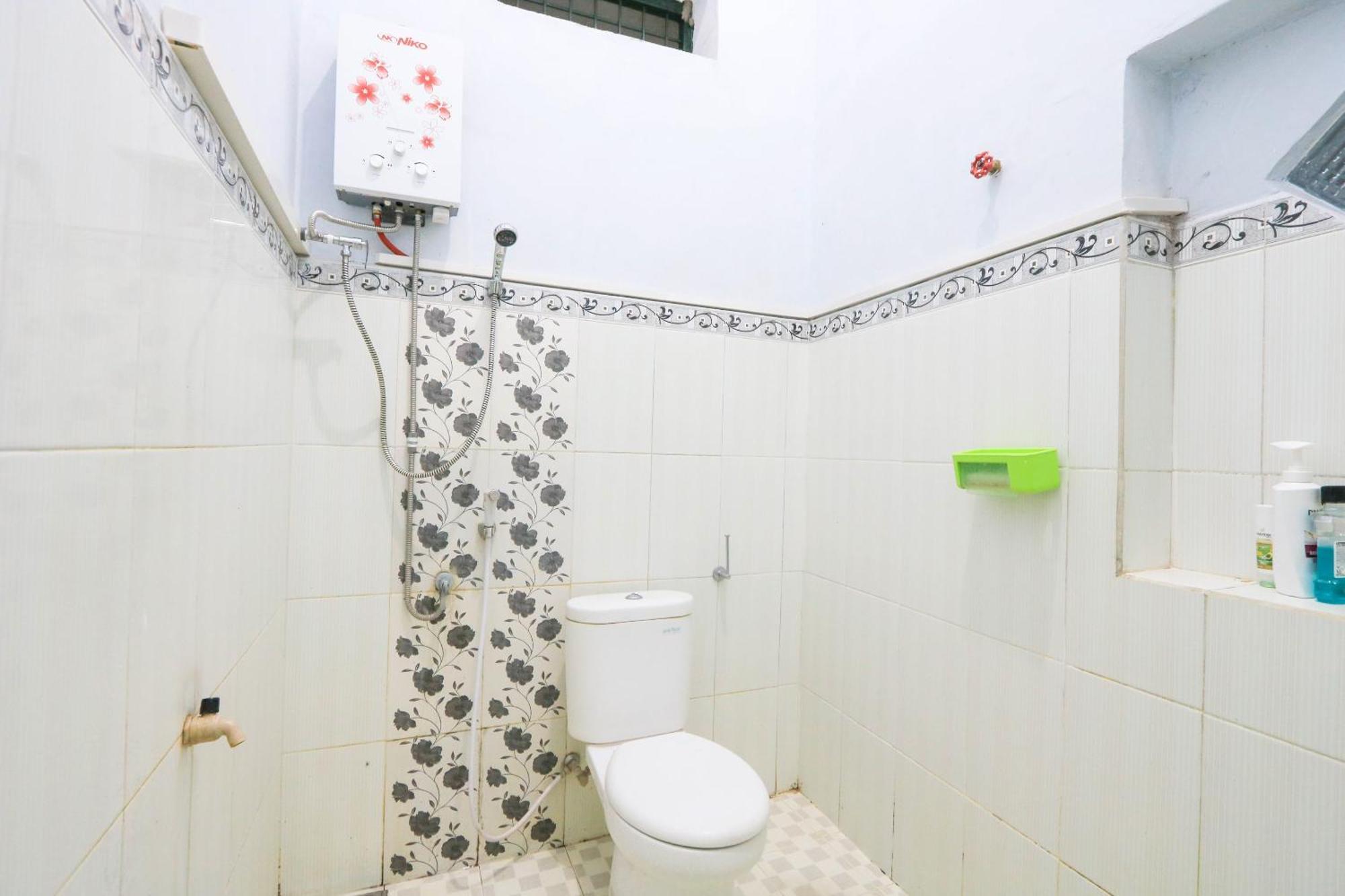 Oyo 2440 Wallet Family Residence Syariah Lumajang Luaran gambar