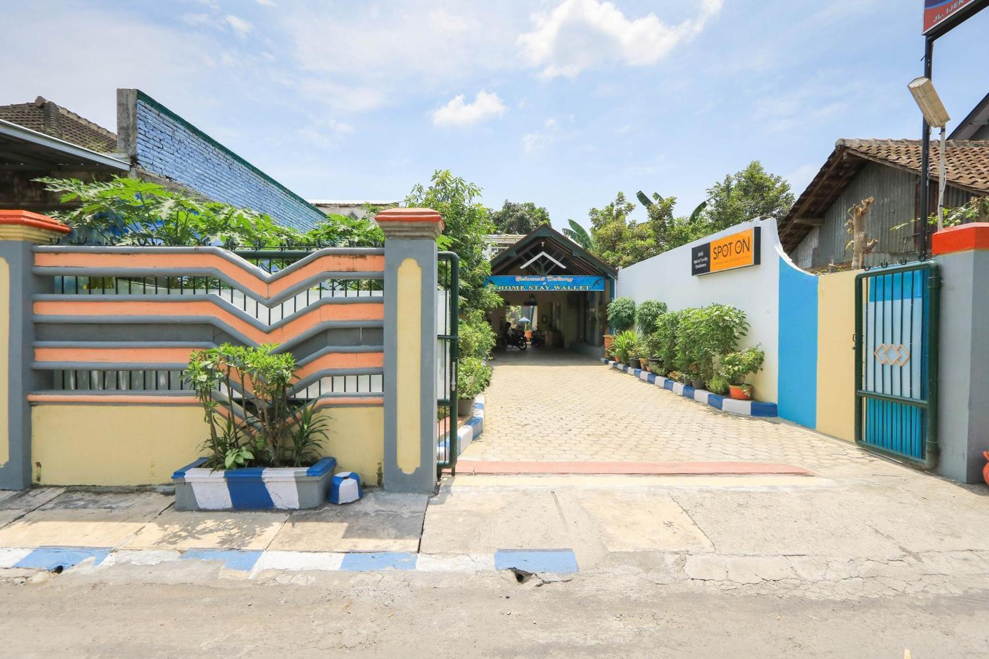 Oyo 2440 Wallet Family Residence Syariah Lumajang Luaran gambar