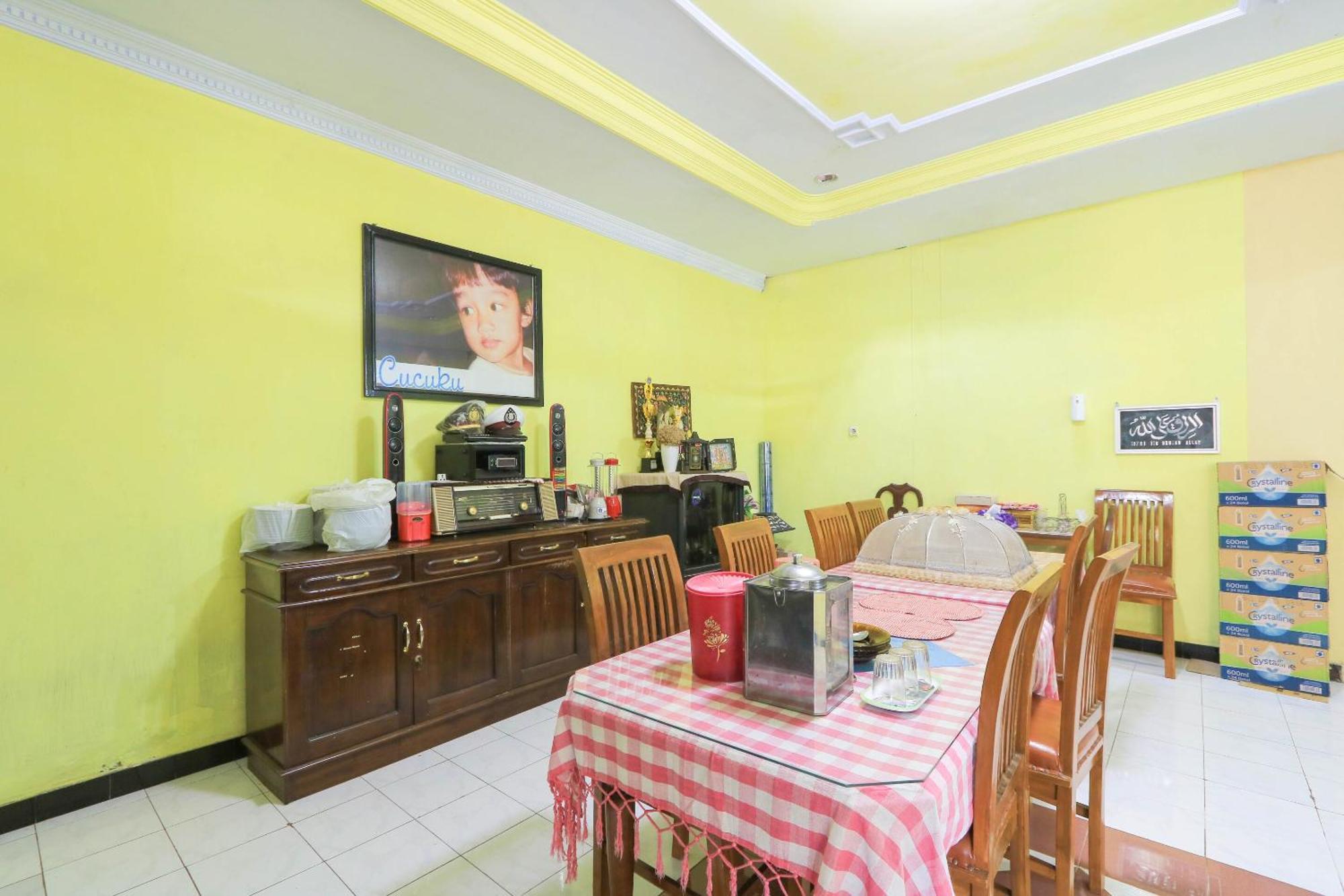 Oyo 2440 Wallet Family Residence Syariah Lumajang Luaran gambar