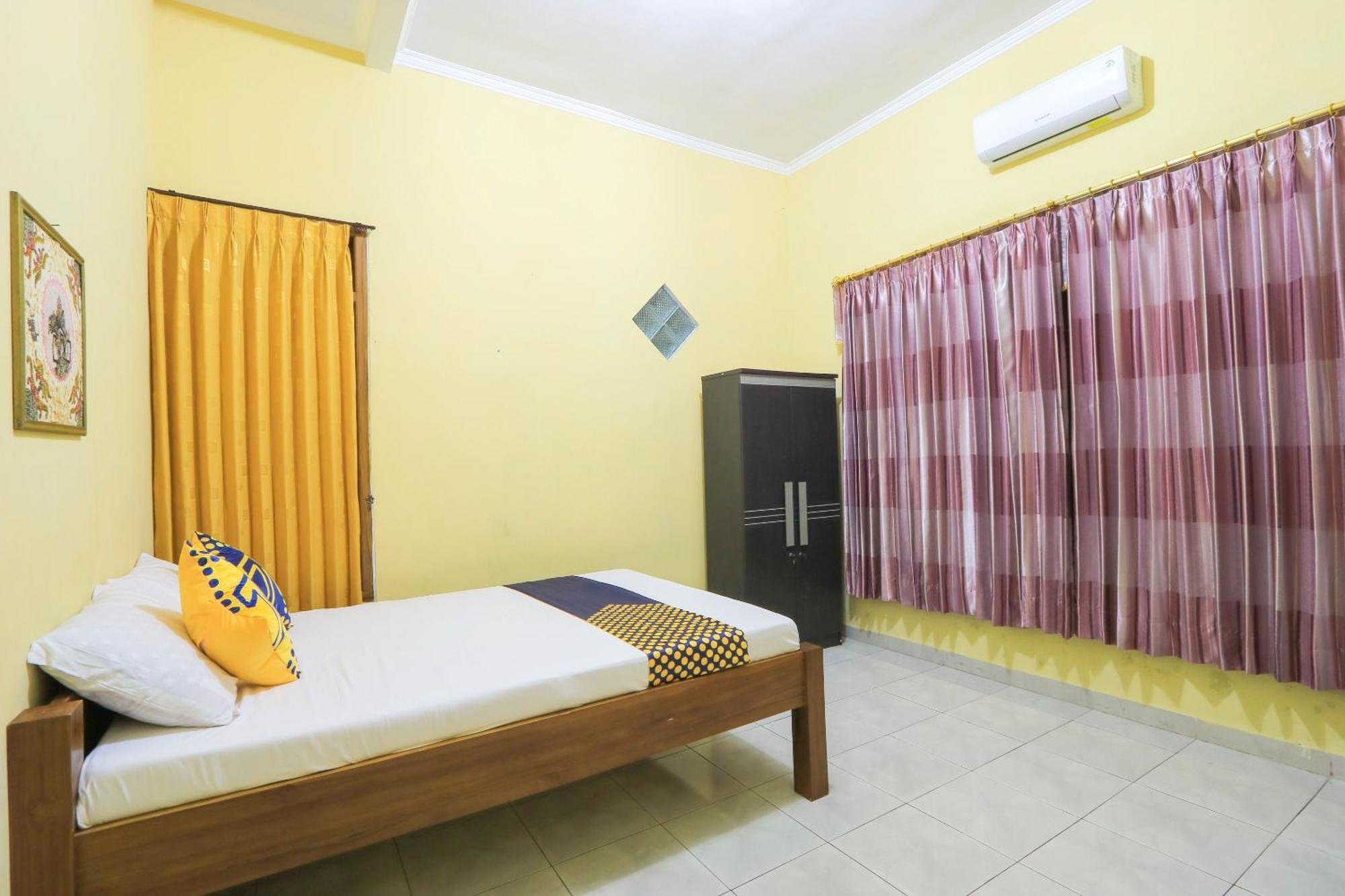 Oyo 2440 Wallet Family Residence Syariah Lumajang Luaran gambar