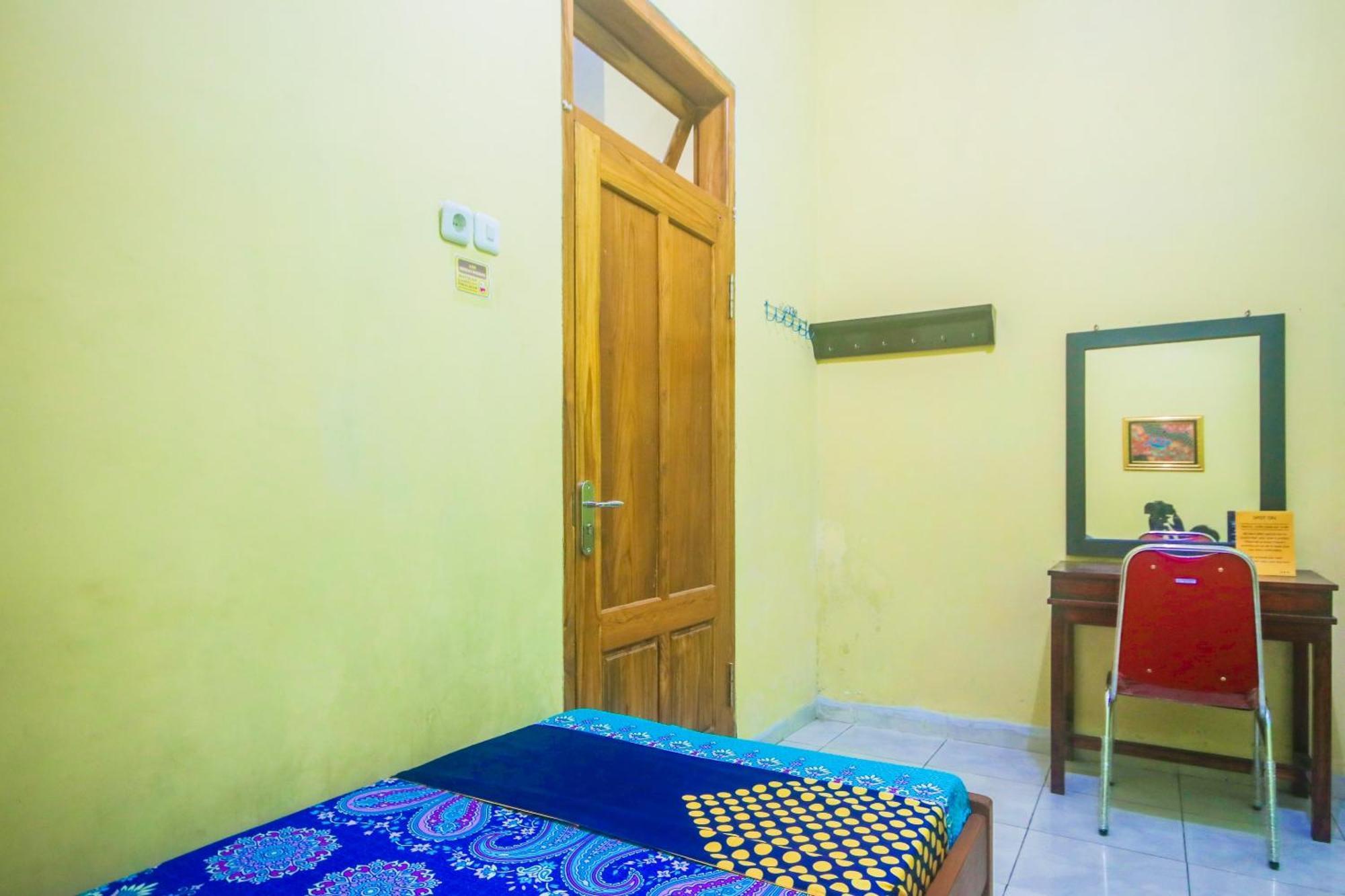 Oyo 2440 Wallet Family Residence Syariah Lumajang Luaran gambar