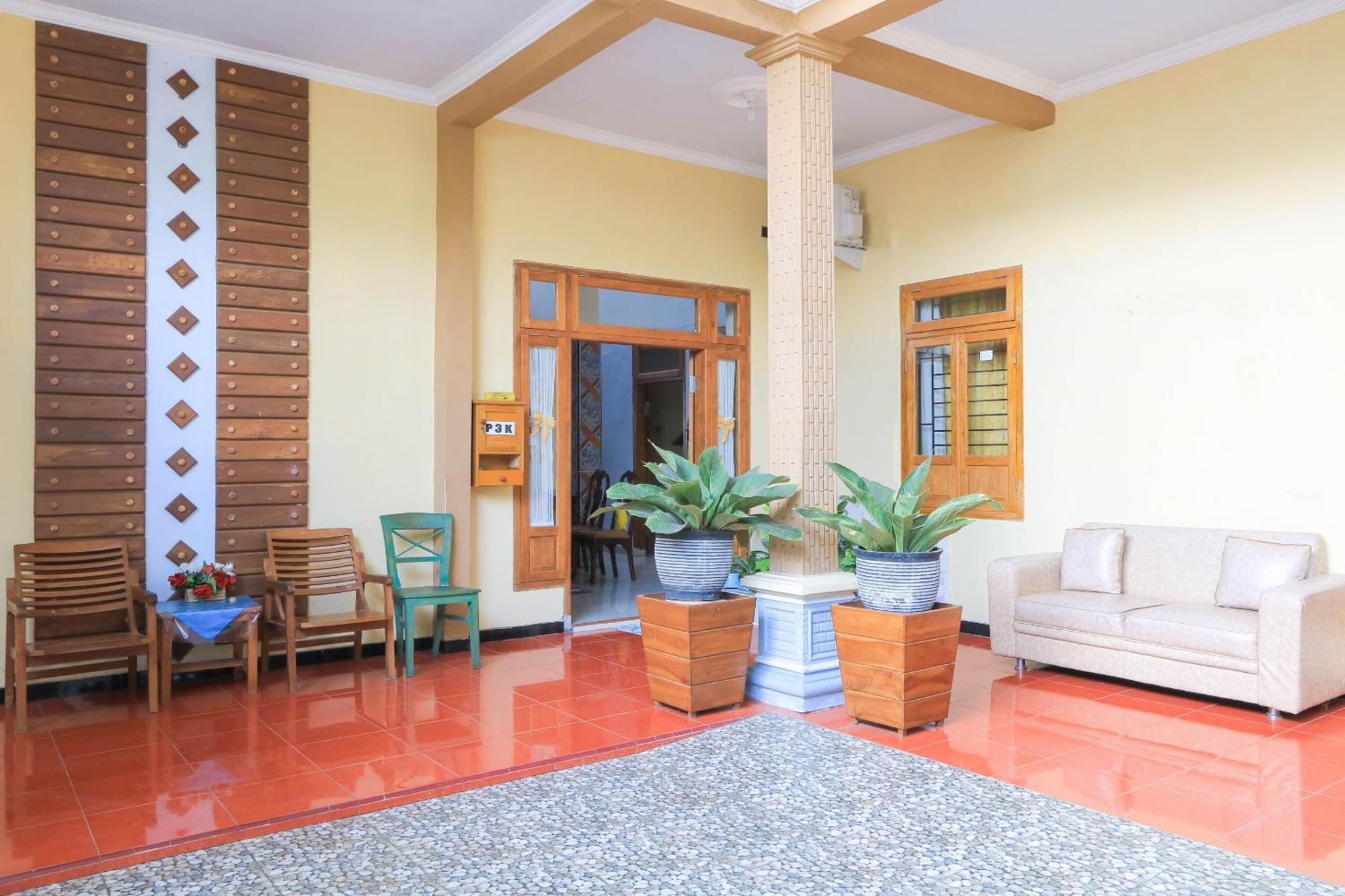 Oyo 2440 Wallet Family Residence Syariah Lumajang Luaran gambar