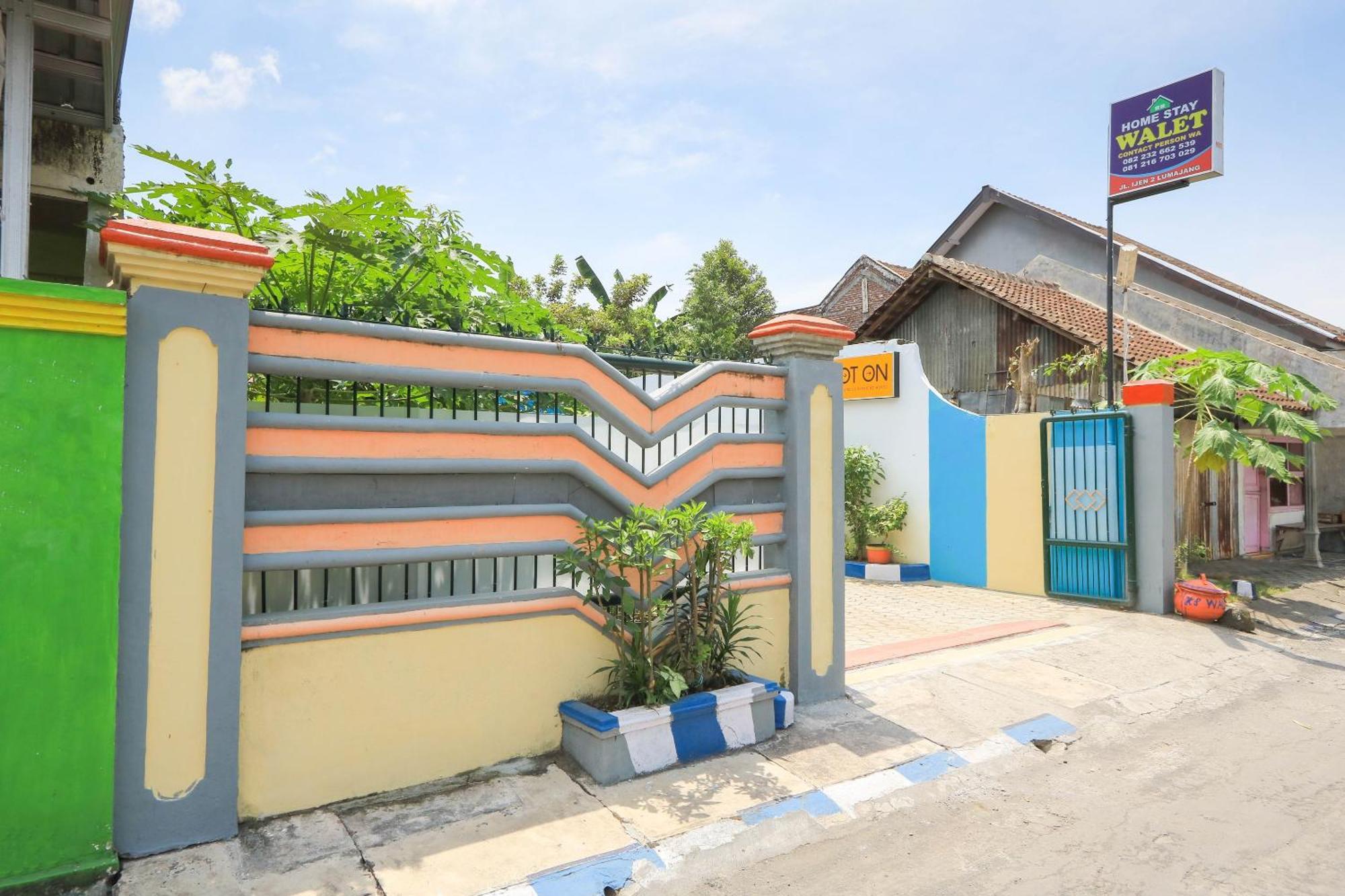 Oyo 2440 Wallet Family Residence Syariah Lumajang Luaran gambar